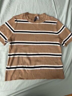 H&M Divided Ribbed Short Sleeve Sweater in Tan, White & Black